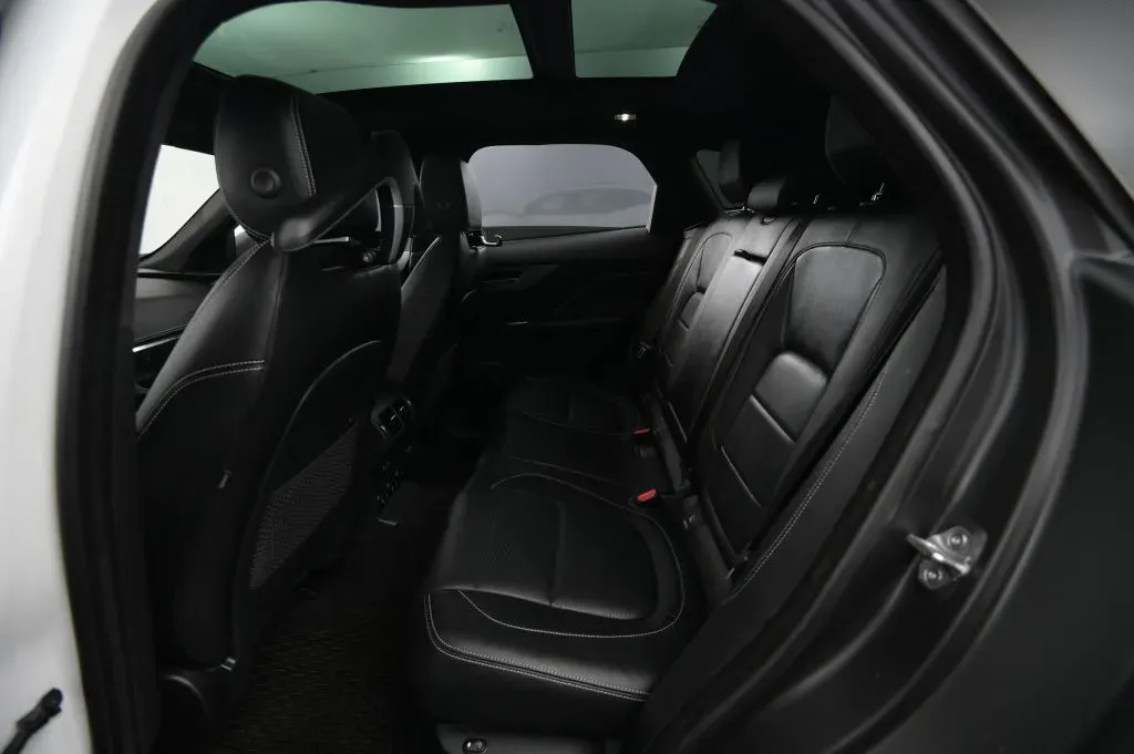 Jaguar F-PACE photo 43