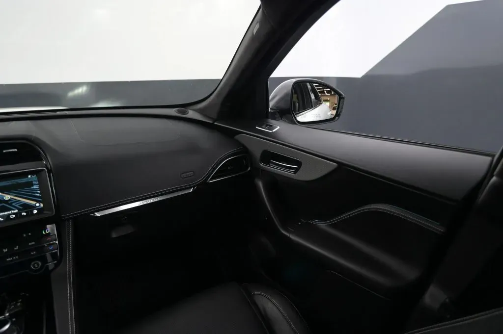 Jaguar F-PACE photo 34
