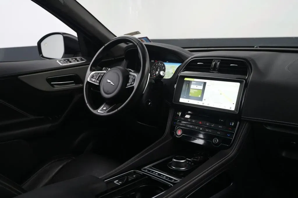 Jaguar F-PACE photo 49