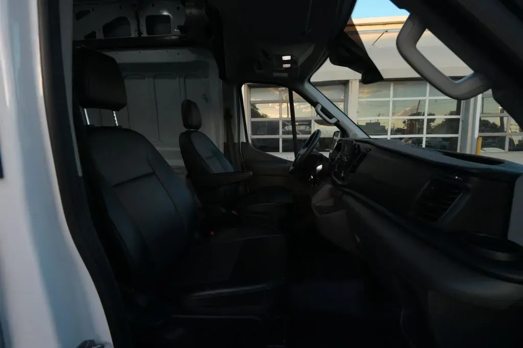 Ford Transit-350 photo 21