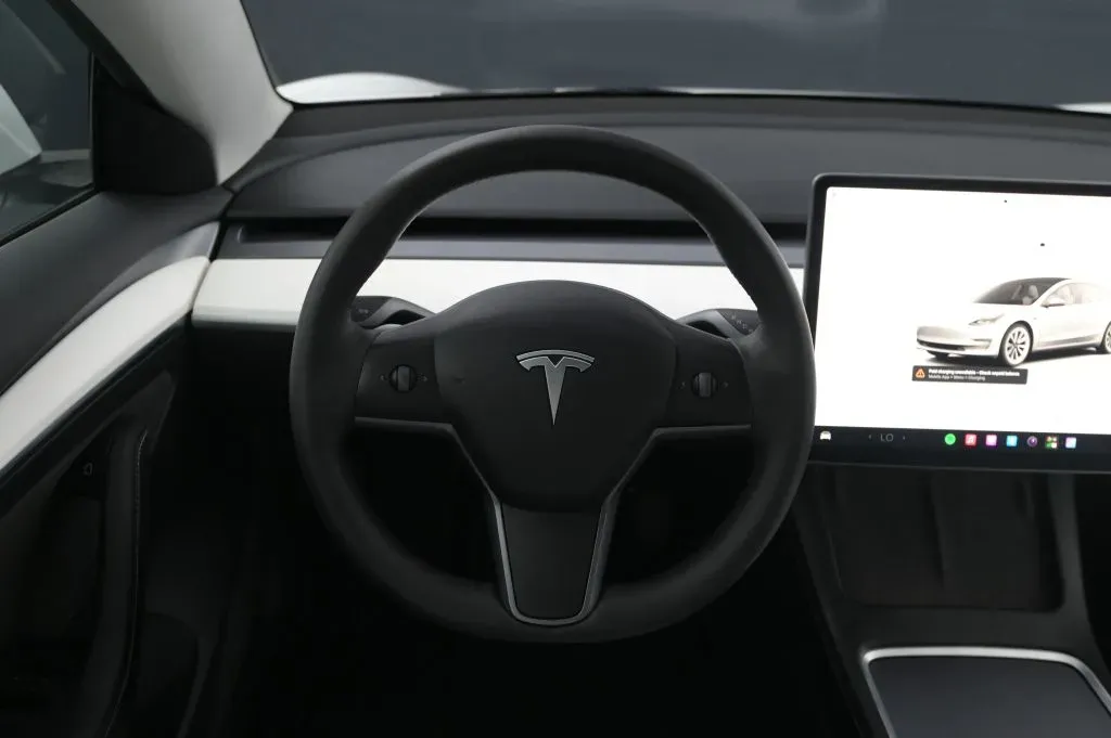 Tesla Model 3 photo 35