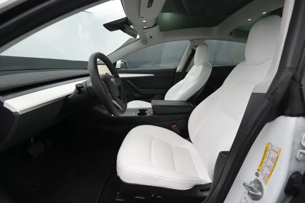 Tesla Model 3 photo 36