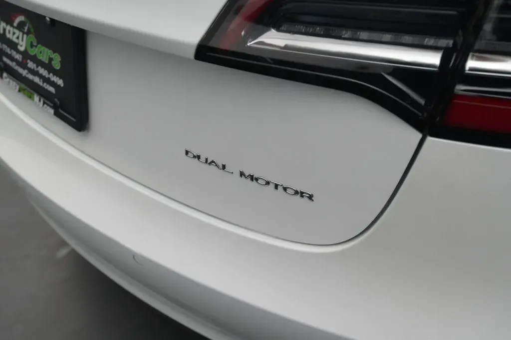 Tesla Model 3 photo 16