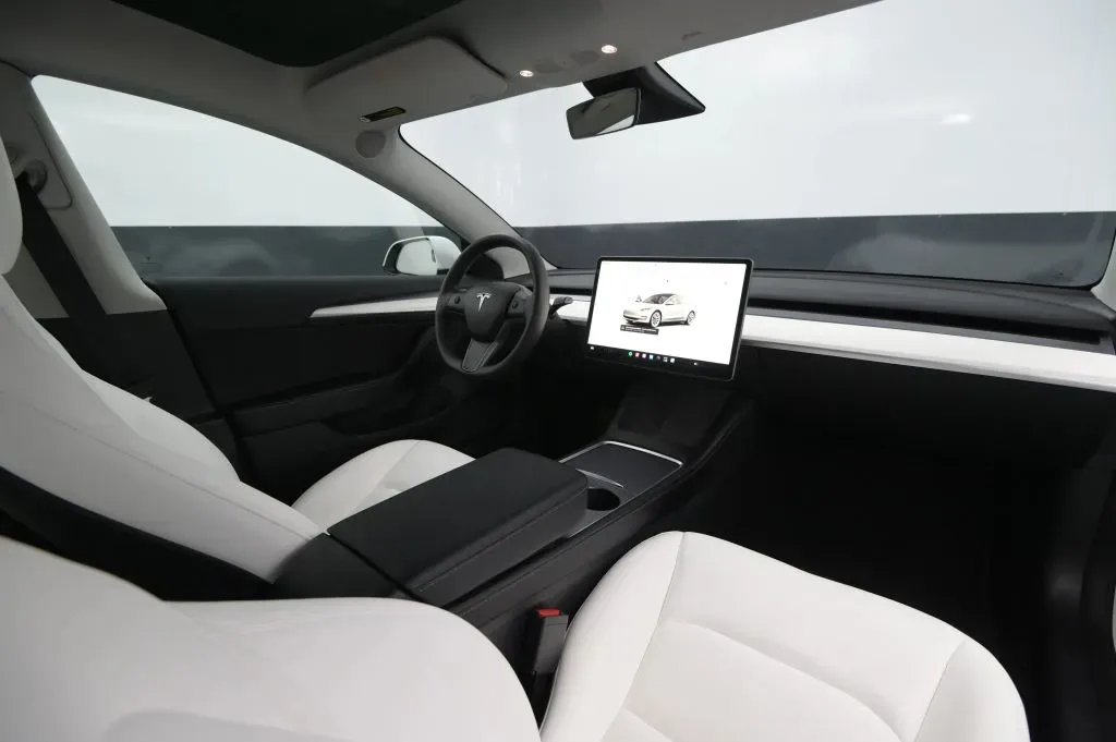 Tesla Model 3 photo 43