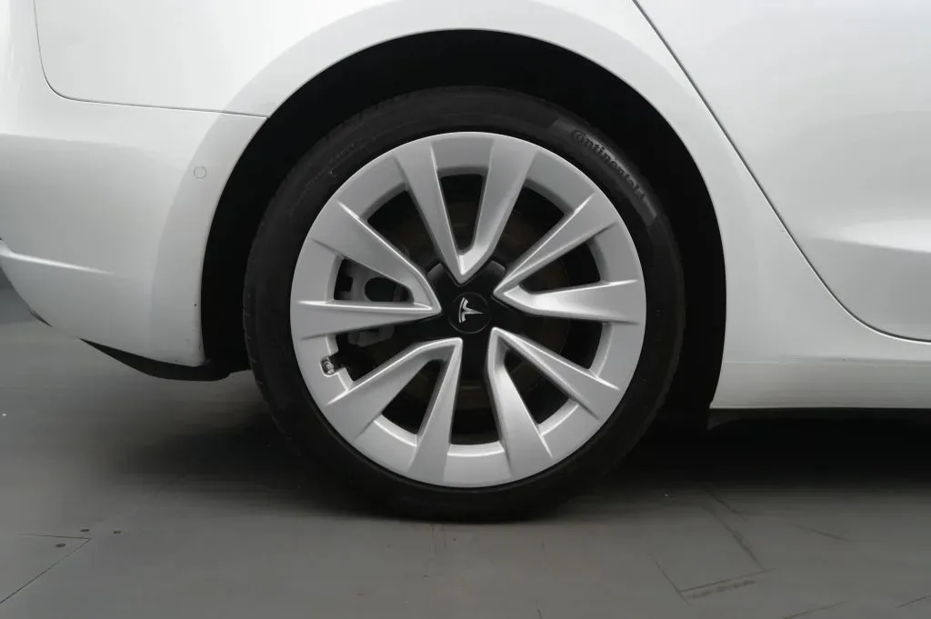 Tesla Model 3 photo 17