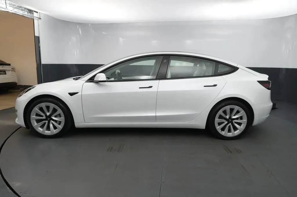 Tesla Model 3 photo 2