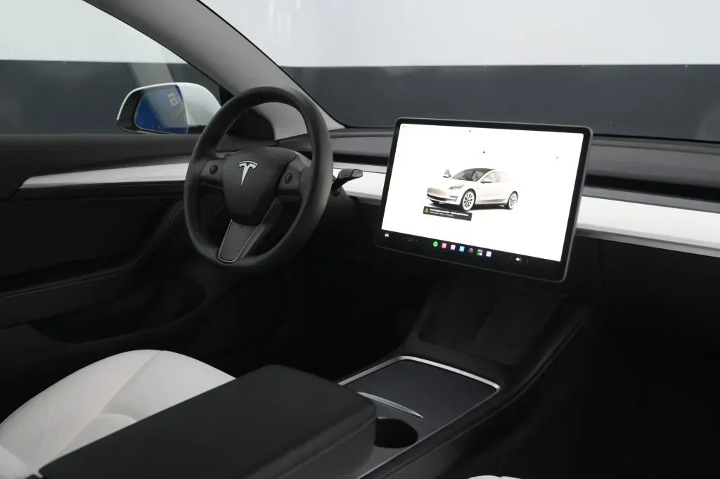 Tesla Model 3 photo 44