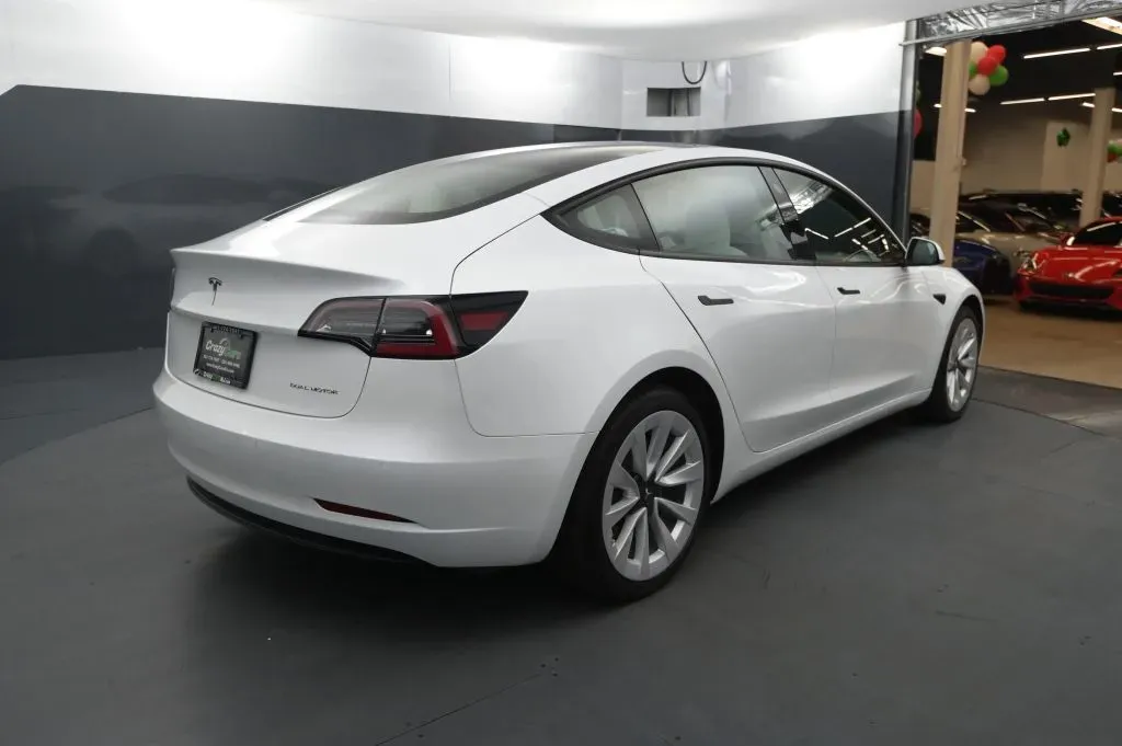 Tesla Model 3 photo 4