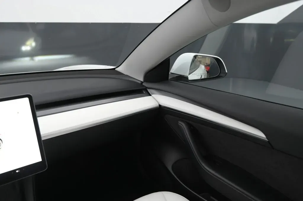 Tesla Model 3 photo 32