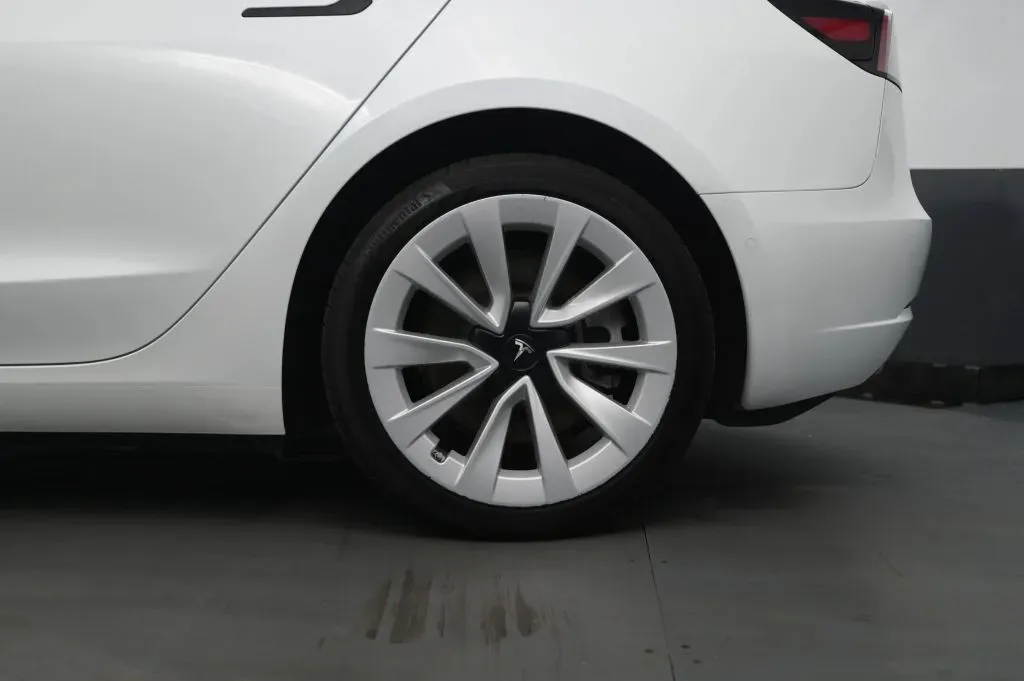 Tesla Model 3 photo 14