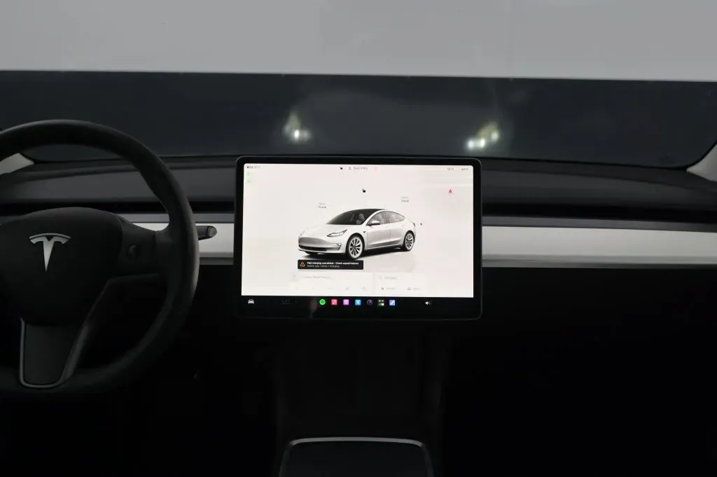 Tesla Model 3 photo 31