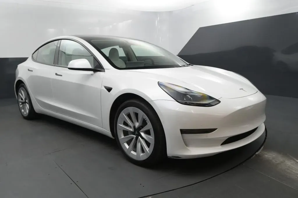 Tesla Model 3 photo 6