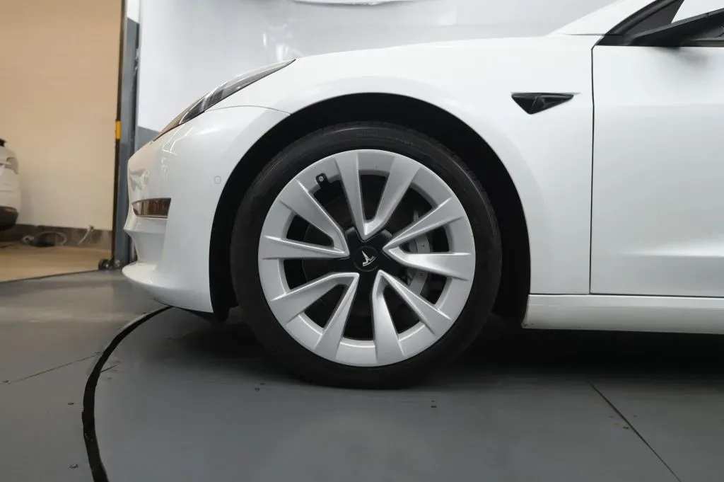 Tesla Model 3 photo 9