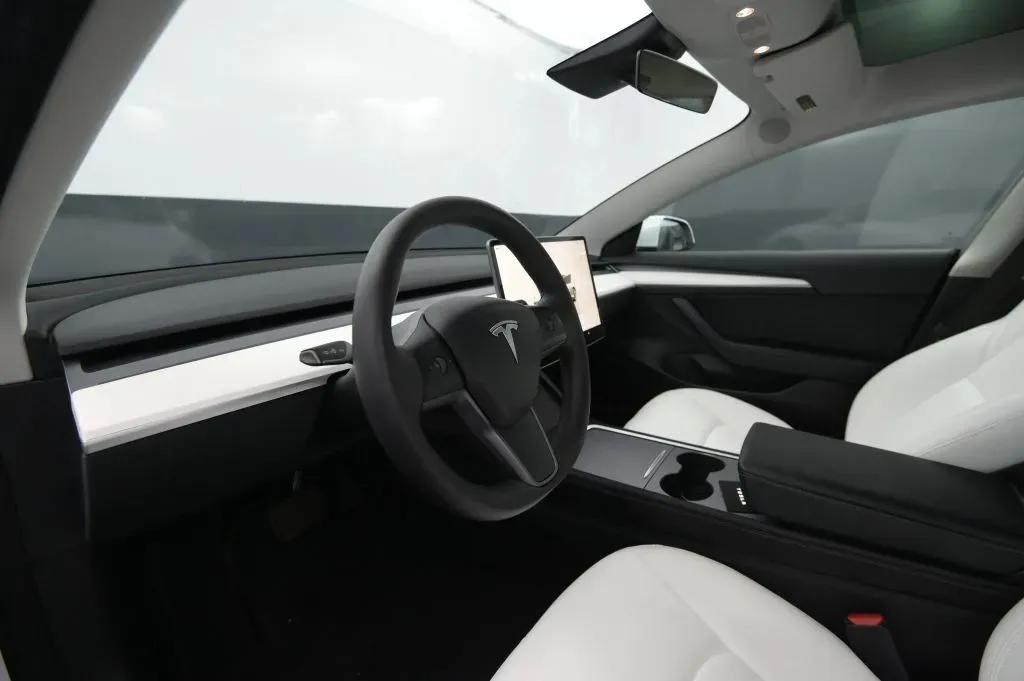 Tesla Model 3 photo 37