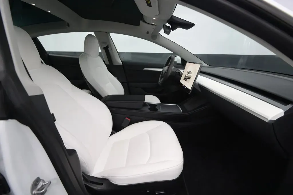 Tesla Model 3 photo 45