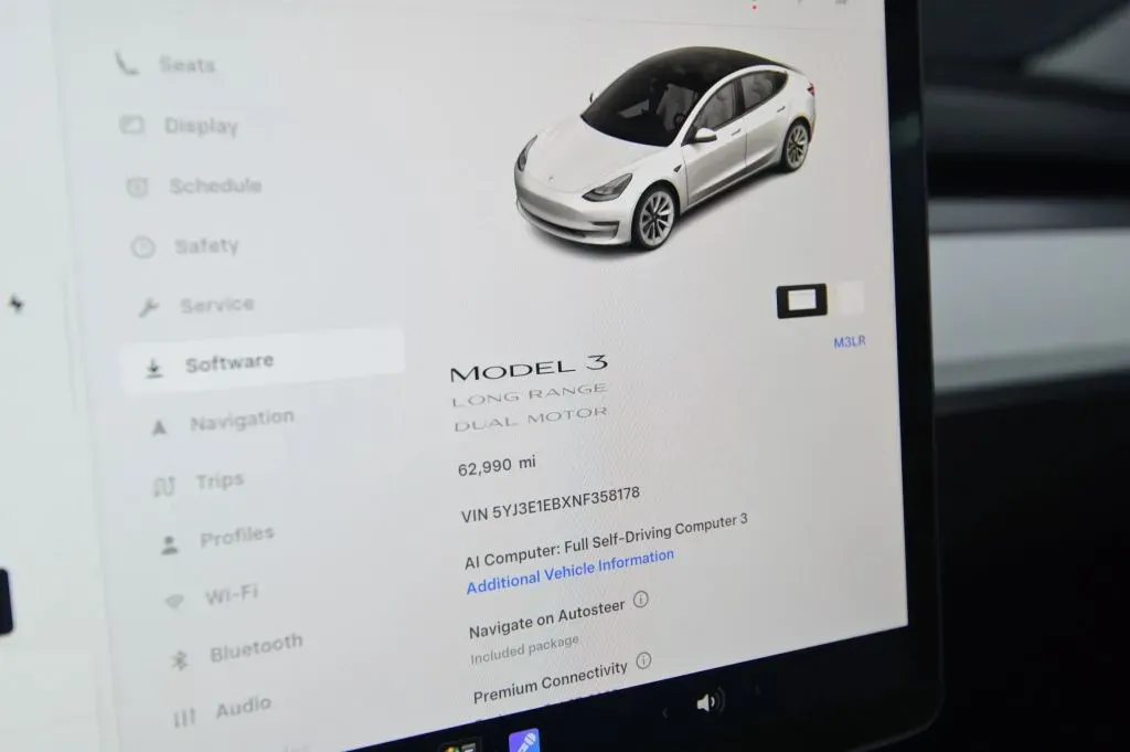 Tesla Model 3 photo 24