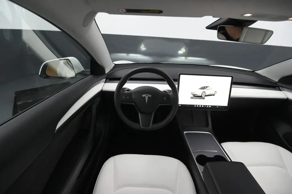 Tesla Model 3 photo 34