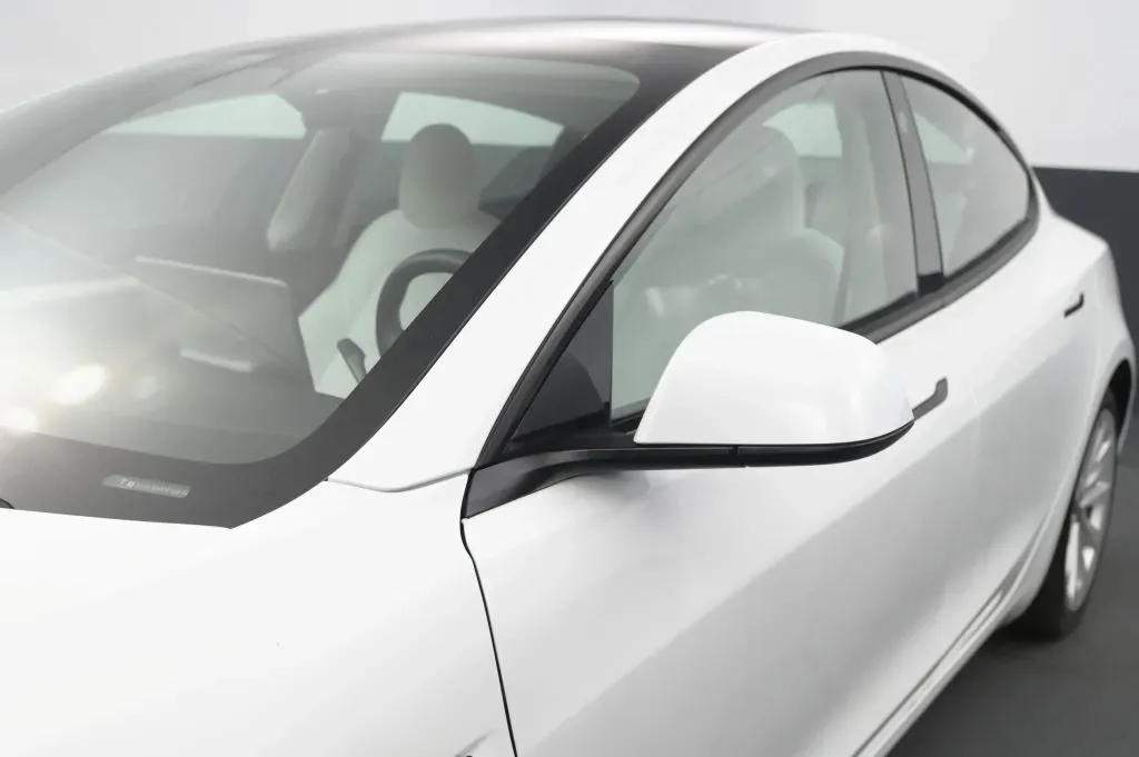 Tesla Model 3 photo 10