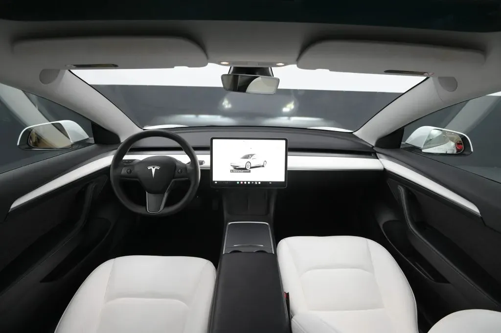 Tesla Model 3 photo 29