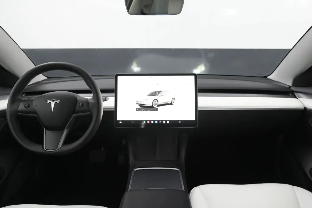 Tesla Model 3 photo 30