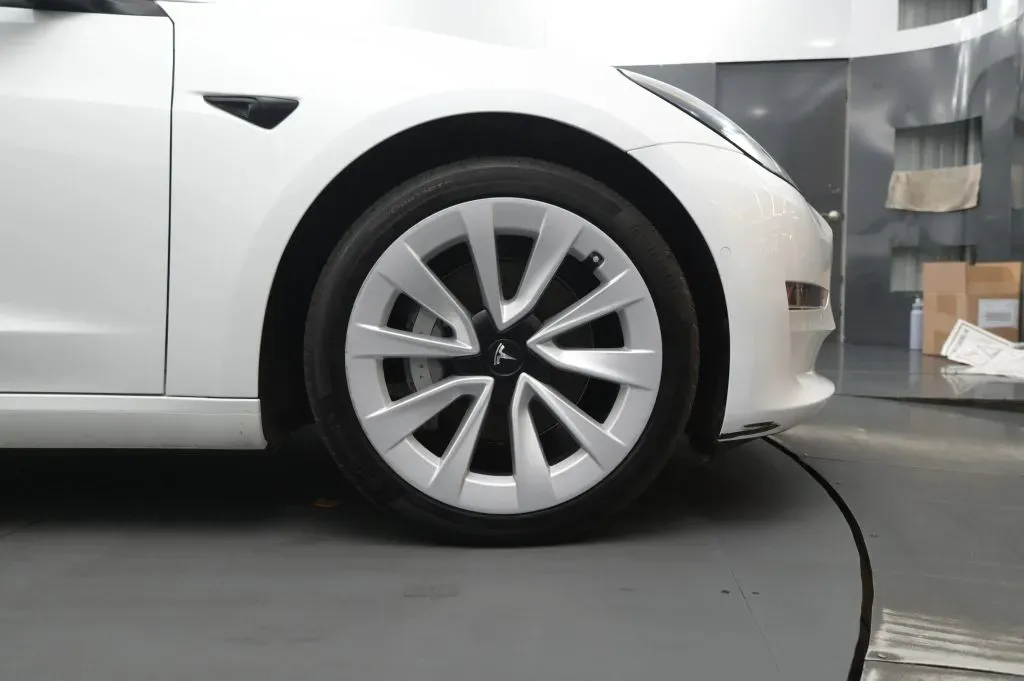 Tesla Model 3 photo 18