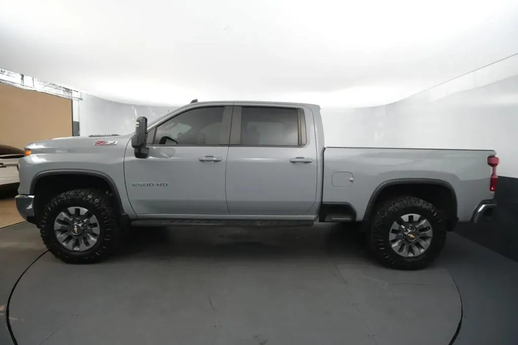 Chevrolet Silverado photo 2