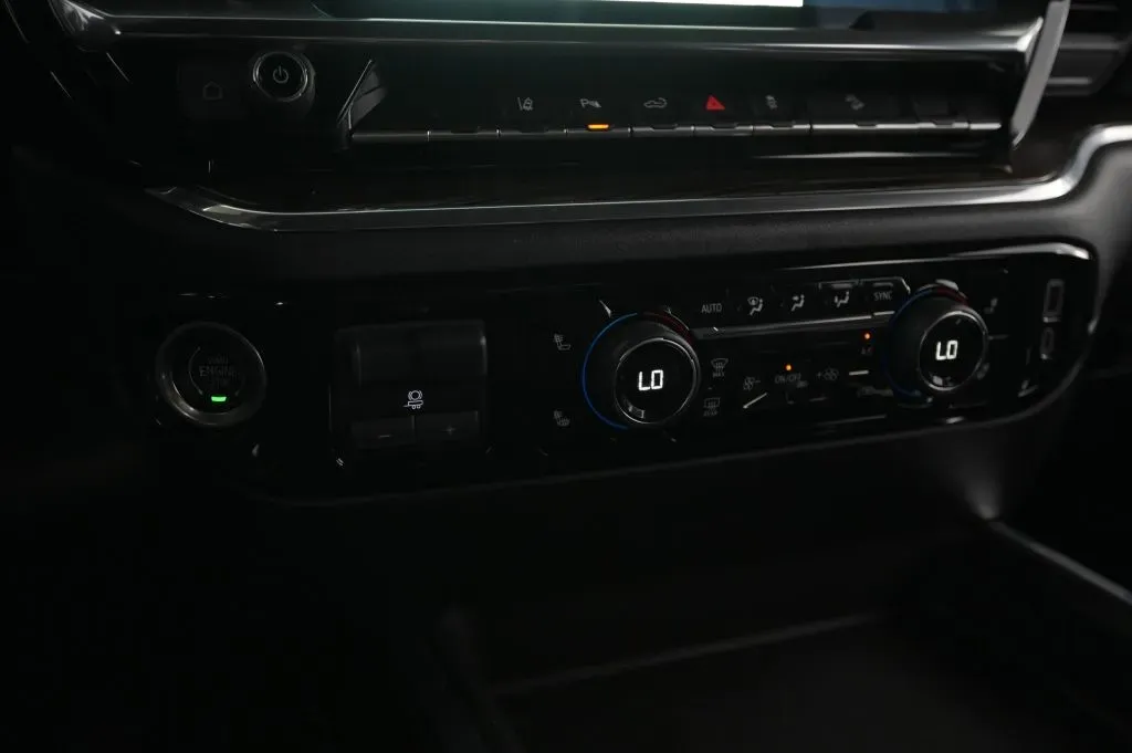 Chevrolet Silverado photo 35