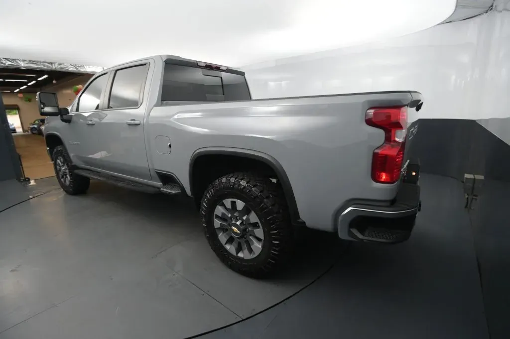 Chevrolet Silverado photo 3