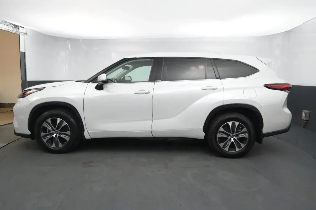 Toyota Highlander photo 2