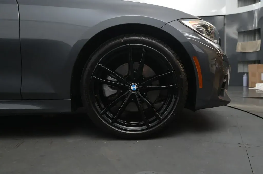 BMW 3 Series photo 17