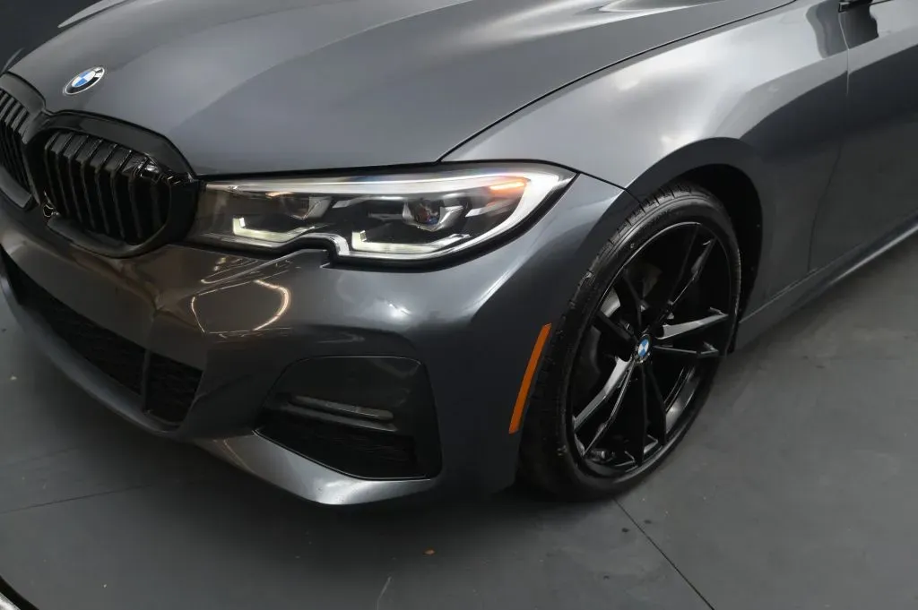 BMW 3 Series photo 9
