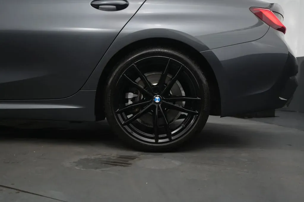 BMW 3 Series photo 13