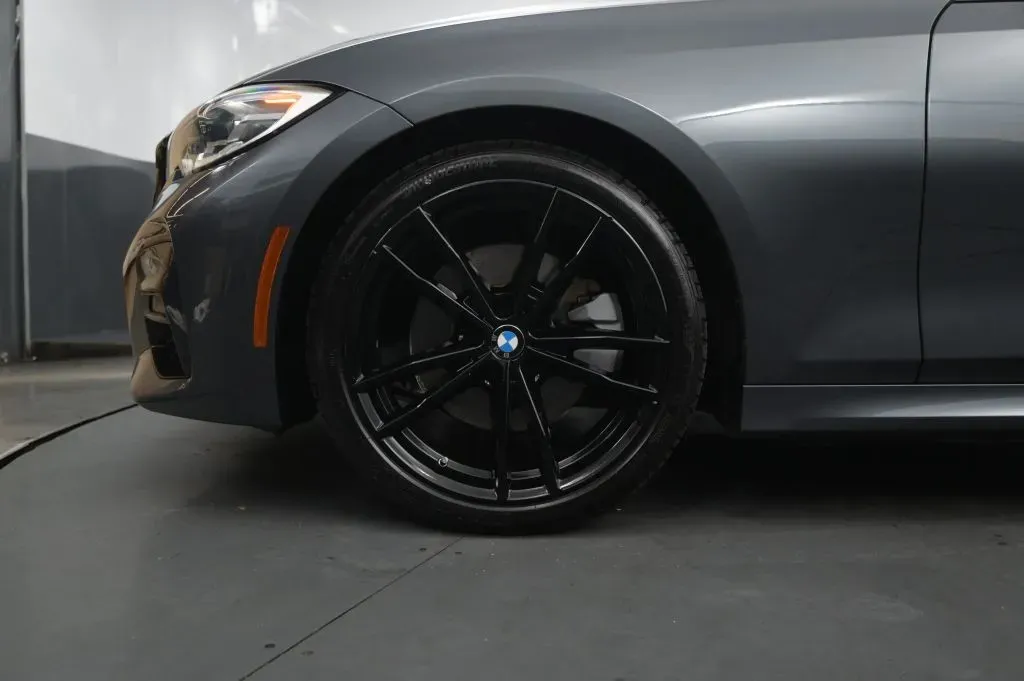 BMW 3 Series photo 10