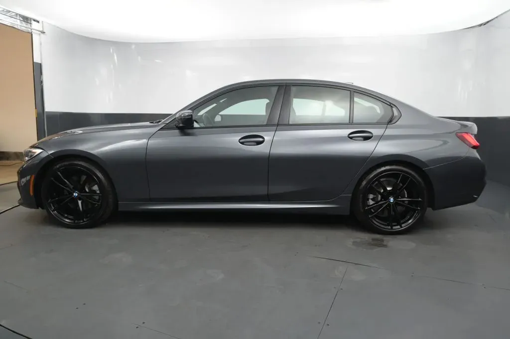 BMW 3 Series photo 2