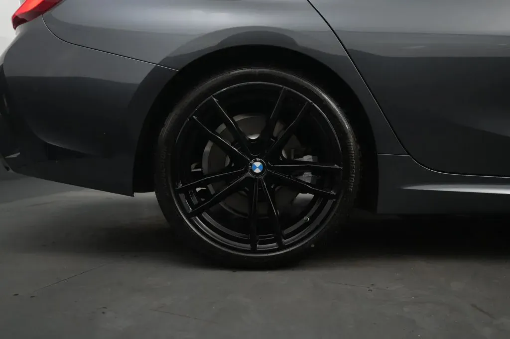 BMW 3 Series photo 16
