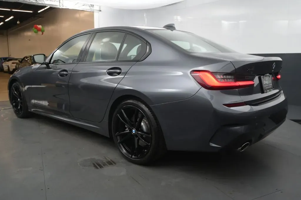 BMW 3 Series photo 3