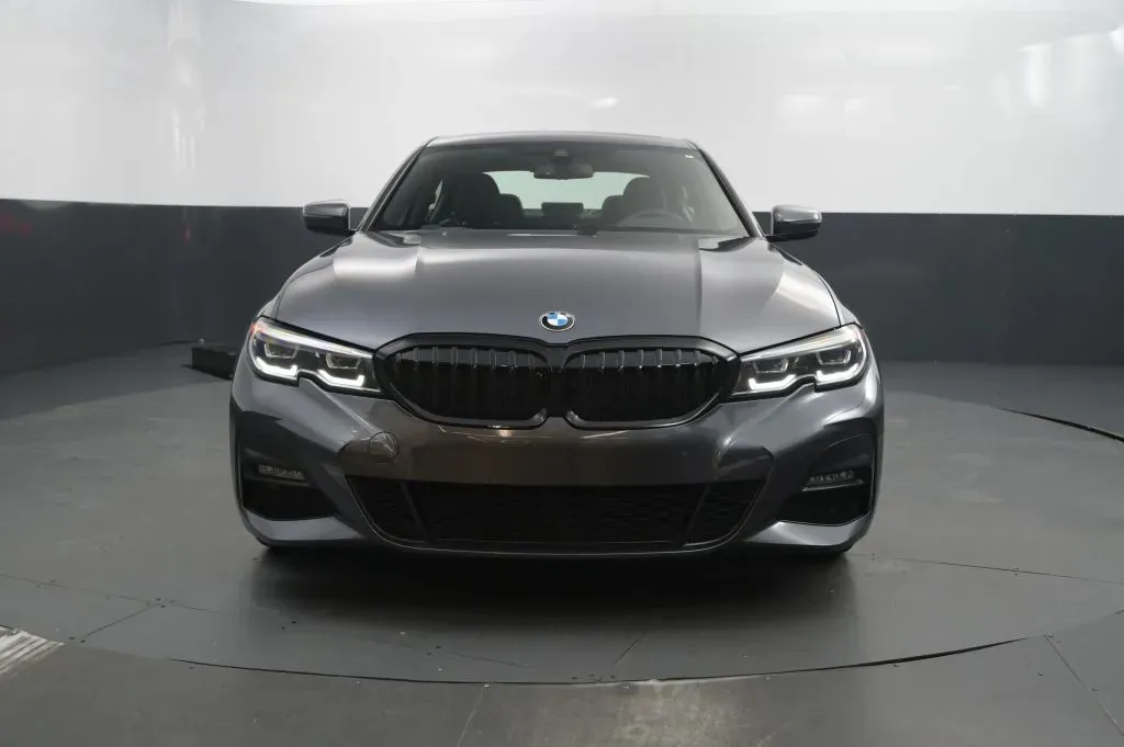 BMW 3 Series photo 8