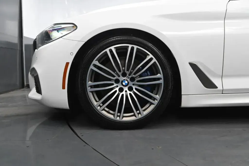 BMW 5 Series photo 11