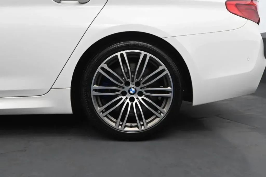 BMW 5 Series photo 14