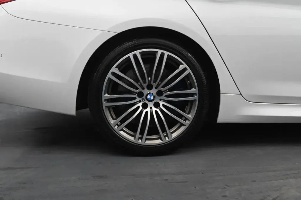 BMW 5 Series photo 17