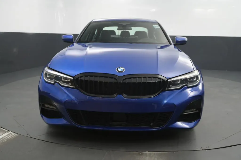 BMW 3 Series photo 8