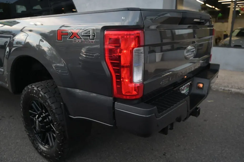 Ford F-350 photo 17