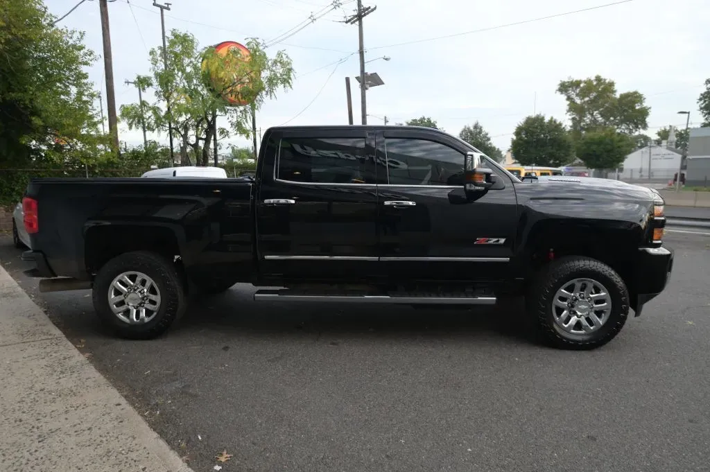 Chevrolet 3500HD photo 6