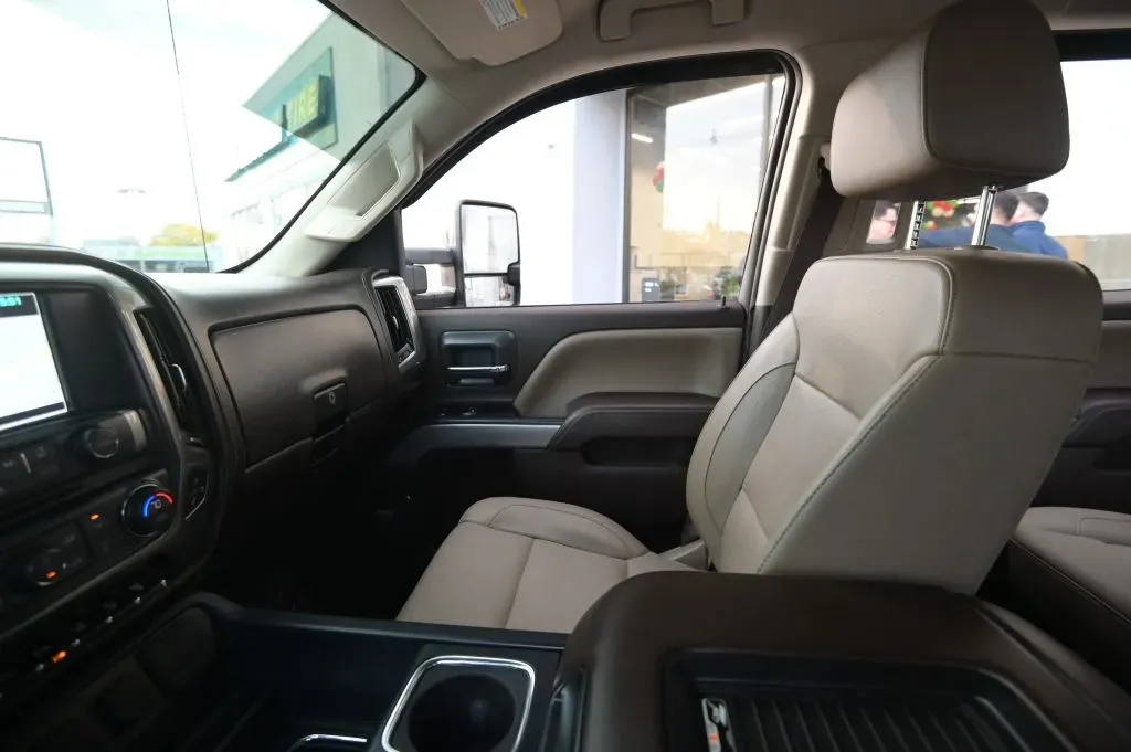 Chevrolet 3500HD photo 32