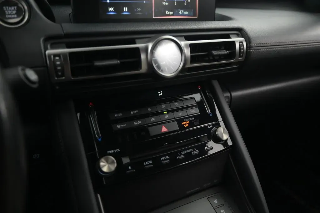 Lexus IS photo 28