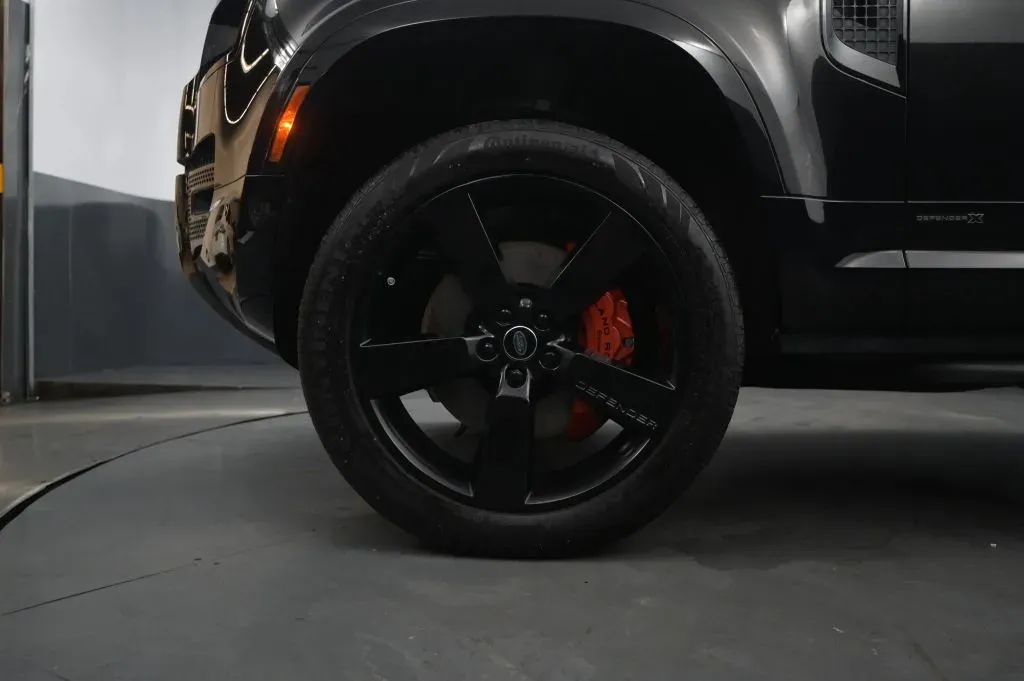 Land Rover Defender photo 10