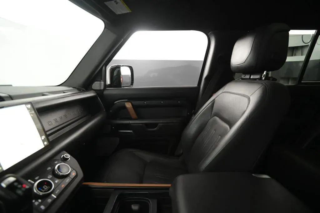 Land Rover Defender photo 32