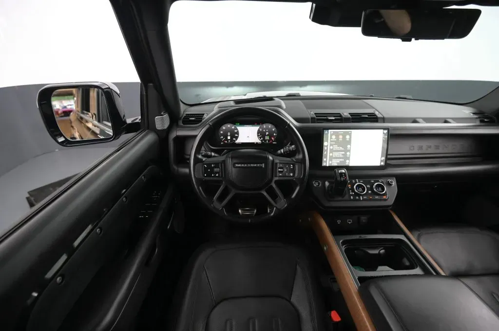 Land Rover Defender photo 39