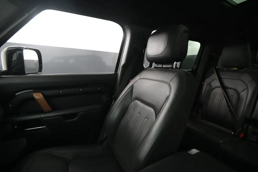 Land Rover Defender photo 33