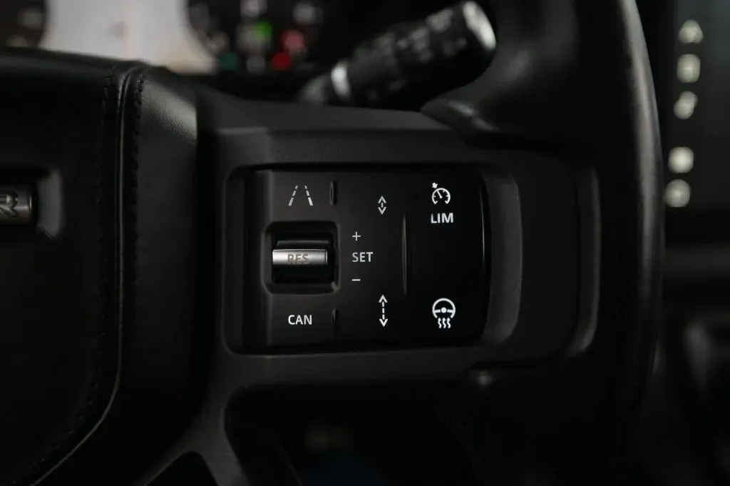 Land Rover Defender photo 27